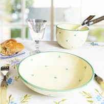 Spotty and colorful dinner set